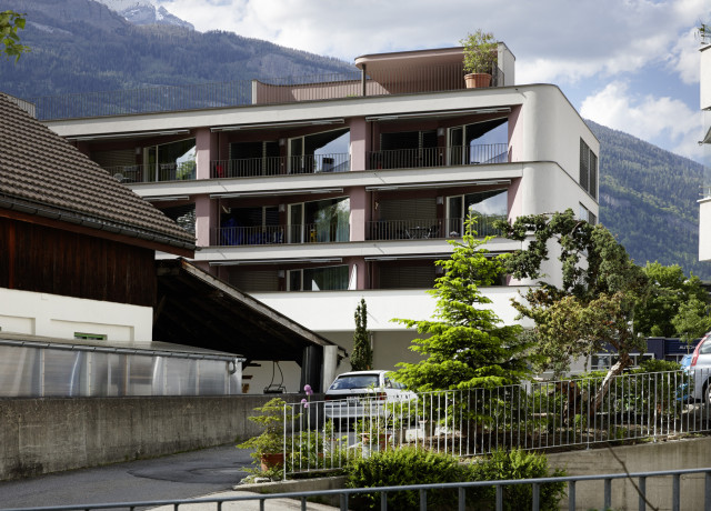 Wohn- und Geschäftshaus aussen mit Sicht auf Balkone
